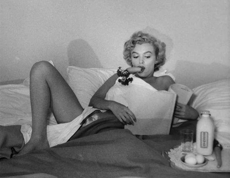 André de Dienes - Marilyn Monroe, Breakfast in Bed