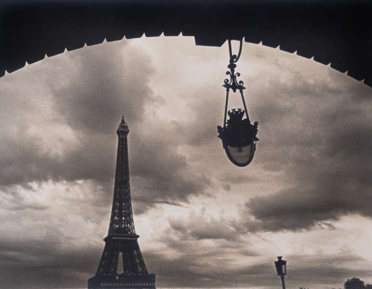 Ilse Bing - <em>Tour Eiffel, vue du pont de Bir-Hakeim, Paris</em>, 1932