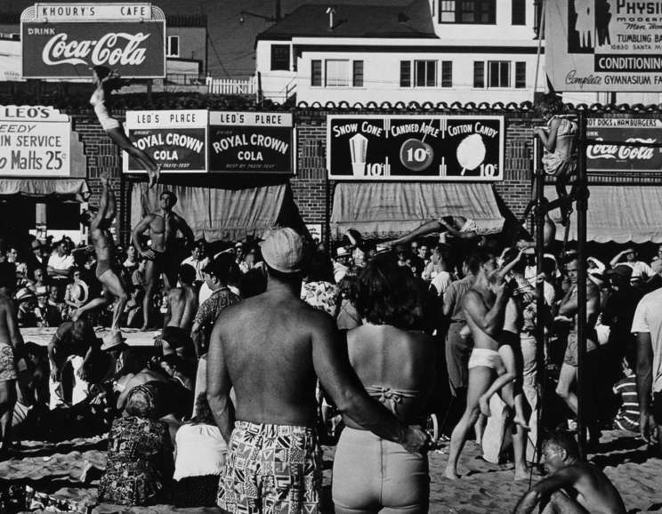 Max Yavno - <em>Muscle Beach, Los Angeles</em>, 1949