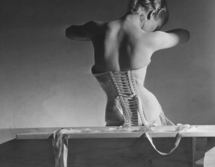 Horst P. Horst - <em>Muriel Maxwell, Ensemble by Sally Victor, bag by Paul Flato, Sunglasses by Lugene</em>, 1939