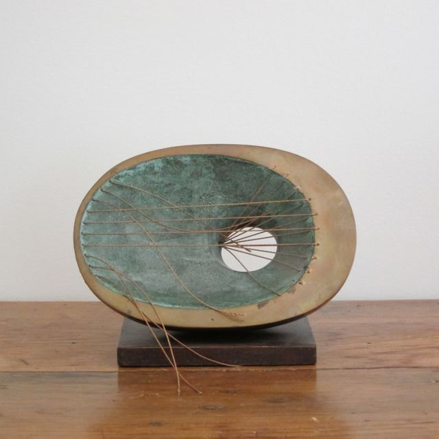 <span class=%22title%22>Hollow Oval - Trou dans un oval<span class=%22title_comma%22>, </span></span><span class=%22year%22>1965 (January)</span>
