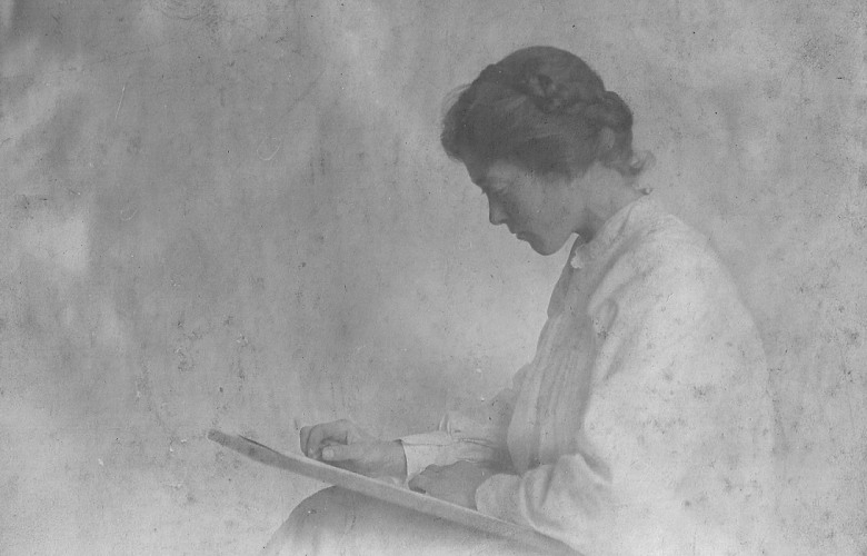 Helen Saunders: undated studio photo (c. 1910?)
