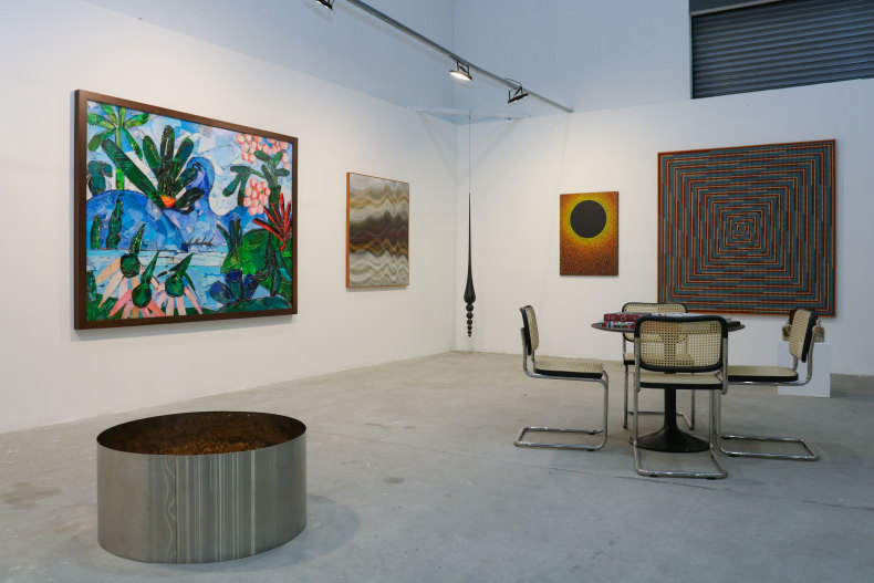 Vista do estande da Nara Roesler na ART.PE, 2025. Foto: Emanuel Costa. Cortesia Nara Roesler.