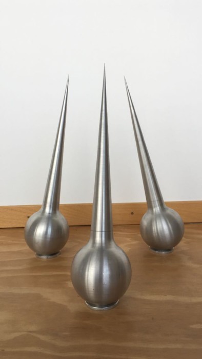 Artur Lescher Nostalgia do engenheiro: Hikoboshi, 2016 alumínio 3 partes de 45 x 11 x 11 cm