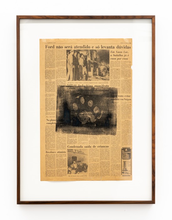 Pegada de Onça, 1975 impressão de carimbo de pegada de onça em jornal 58 x 37,7 cm | 22.8 x 14.8 in