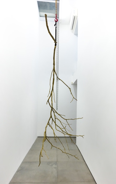 Laura Vinci Muda holi, da série Maquinamata, 2022 latão fundido, pó hilo e talha 285 x 170 x 220 cm