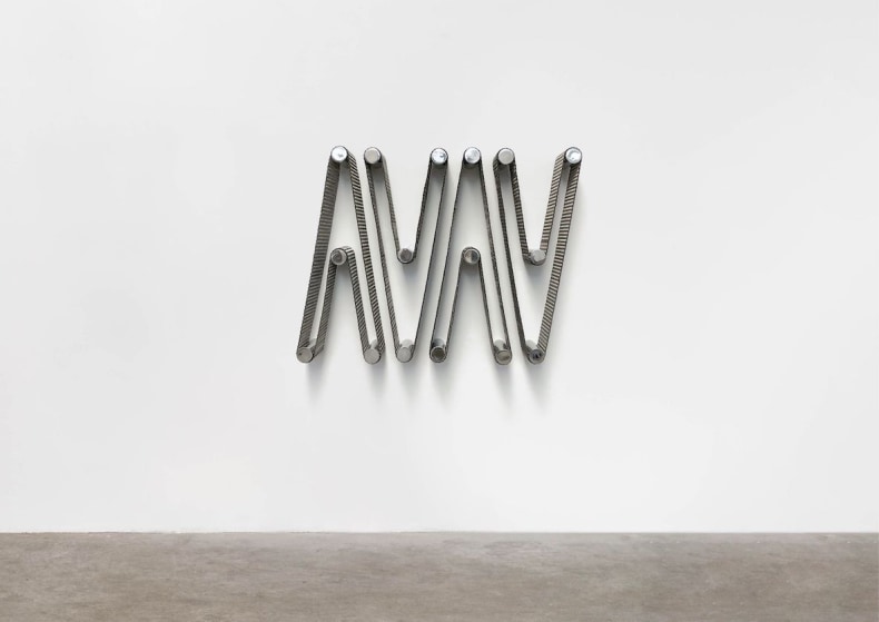 Artur Lescher AVAV, 2022 aço inoxidável e aço galvanizado com pintura automotiva 116 x 90 x 21 cm