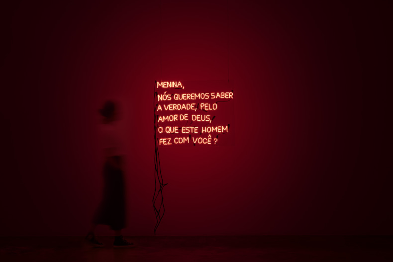 Livia Aquino Vermelho como palavra ainda é uma cor fantasma, 2018 neon vermelho 85 x 70 cm
