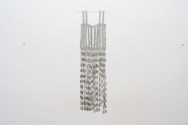 Nazareth Pacheco Vestido, 2010 acrílico, cristal e lâminas de gillete 130 x 35 cm
