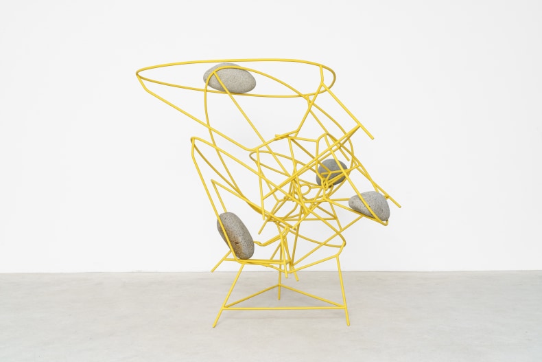 Jose Dávila Acapulco chair stack, 2021 metal, tinta epóxi e seixos 155,5 x 158 x 143 cm
