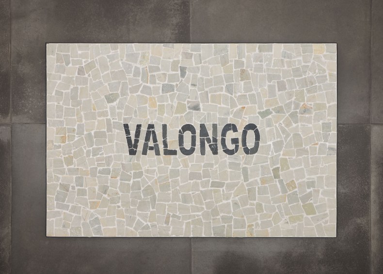 Jaime Lauriano Pedras portuguesas # 16 (Valongo), 2023 pedras portuguesas, caixa de ferro e cimento 10 x 100 x 150 cm