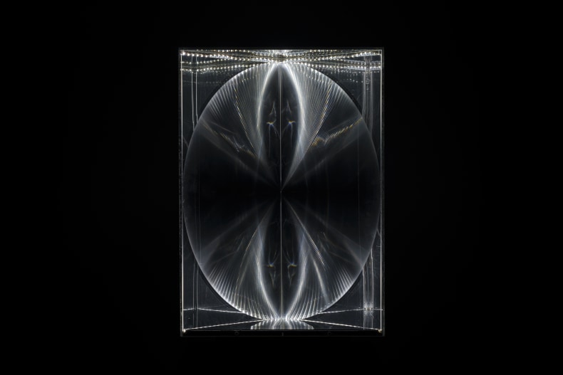 Heinz Mack Transparency and Radiance, 2009 acrílico, lentes Fresnel e eletricidade 69,8 x 44,5 x 44, 5 cm