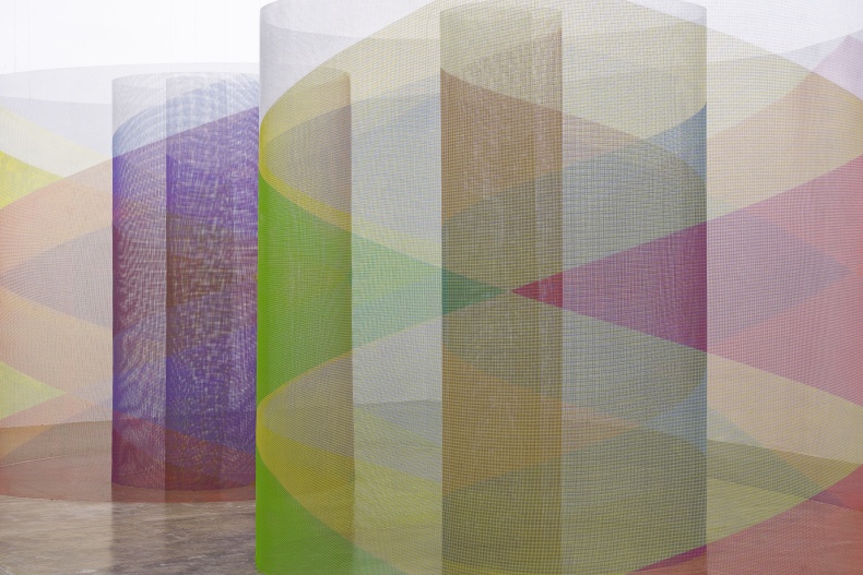 Lydia Okumura Labyrinth (Variant II), 1984 malha de arame de aço inoxidável e tinta acrílica dimensões variáveis