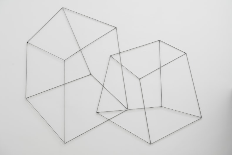 Lydia Okumura Double, 1984 barras de aço inoxidável 110 x 150 cm
