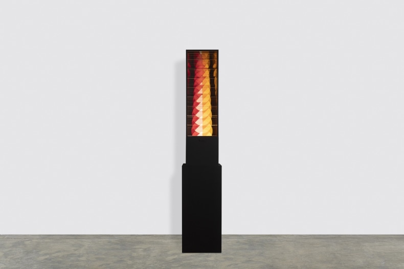 Julio Le Parc Continuel lumière, 1960/2023 madeira, acrílico e folha colorida 124 x 35 x 27 cm