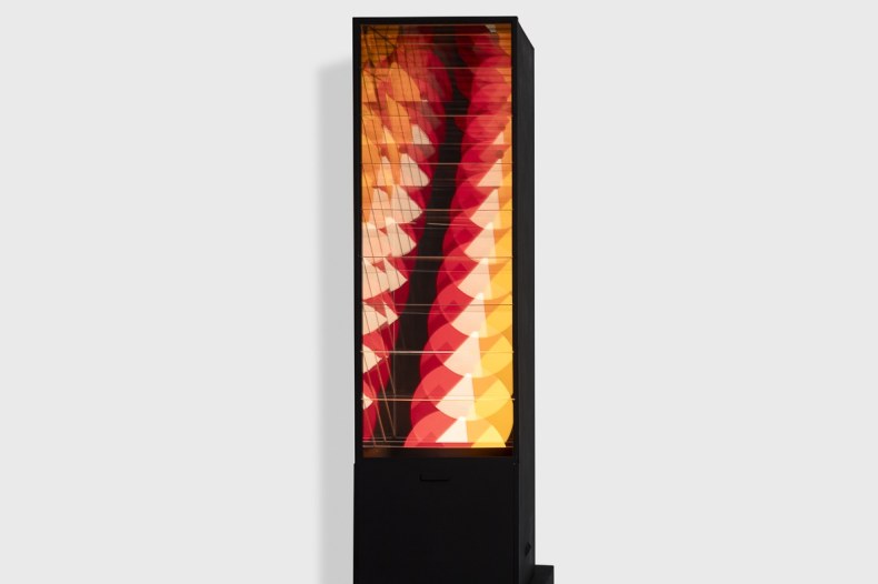 Julio Le Parc Continuel lumière, 1960/2023 madeira, acrílico e folha colorida 124 x 35 x 27 cm