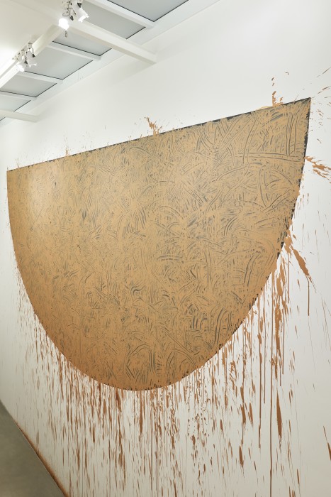 Richard Long To my Mother, 2024 tinta acrílica e argila sobre parede 570 x 760 cm
