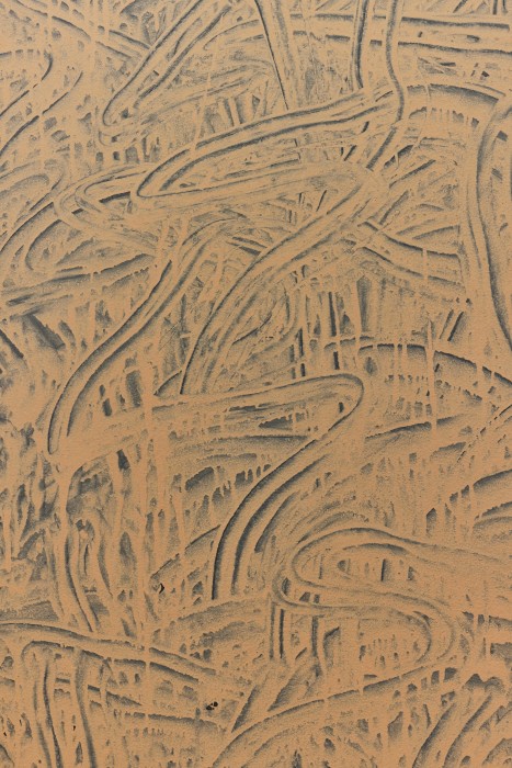 Richard Long To my Mother, 2024 tinta acrílica e argila sobre parede 570 x 760 cm