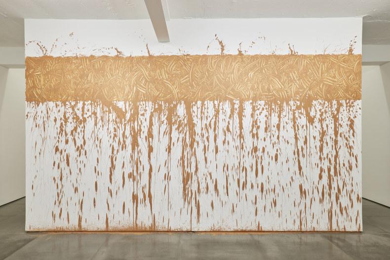 Richard Long Cause and Effect, 2024 argila sobre parede 300 x 480 cm