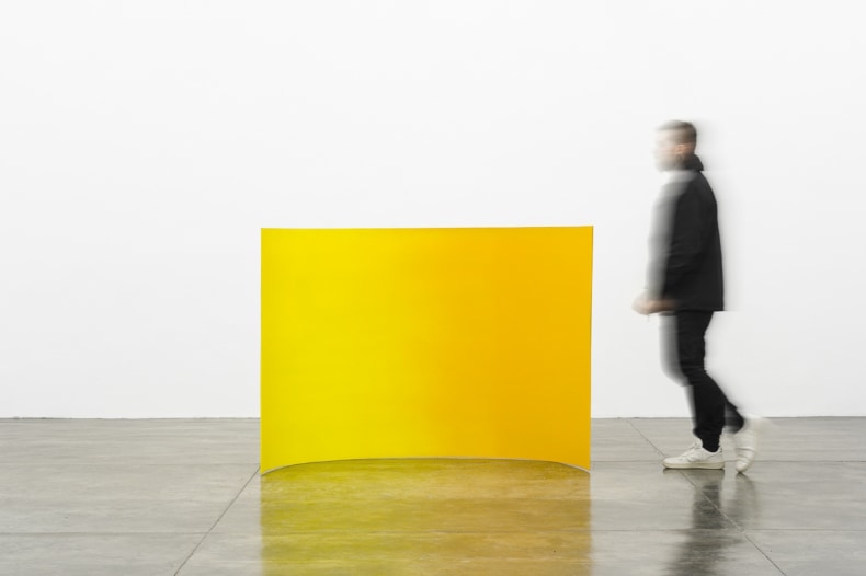Amelia Toledo Vírgula, 1988/2022 chapa de ferro pintada 120 x 160 x 60 cm