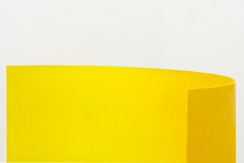 Amelia Toledo Vírgula, 1988/2022 chapa de ferro pintada 120 x 160 x 60 cm