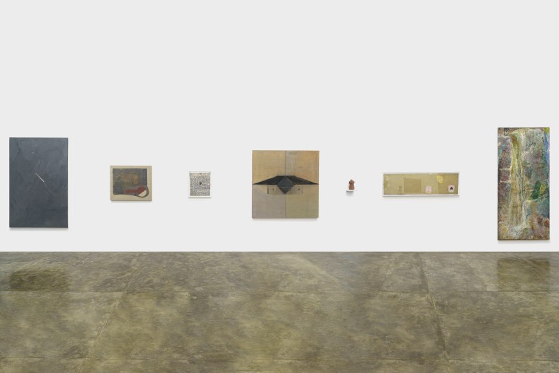 Vista da exposição Giros e afetos, Nara Roesler São Paulo, 2024. Foto: Flavio Freire. Cortesia dos artistas e Nara Roesler.
