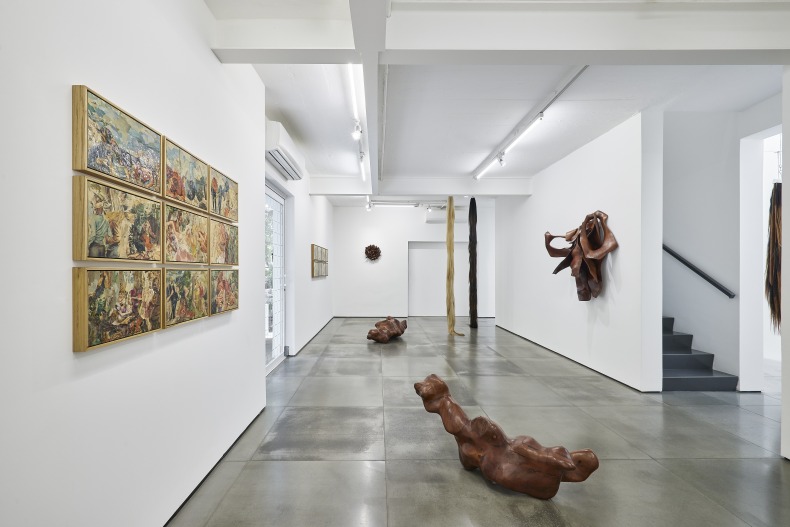 Vista da exposição Entre o Mar, o Rio e a Pedra, Nara Roesler Rio de Janeiro, 2025. Foto: Rafael Salim. Cortesia do artista e Nara Roesler.