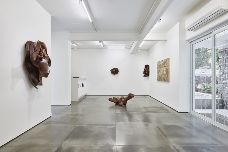 Vista da exposição Entre o Mar, o Rio e a Pedra, Nara Roesler Rio de Janeiro, 2025. Foto: Rafael Salim. Cortesia do artista e Nara Roesler.