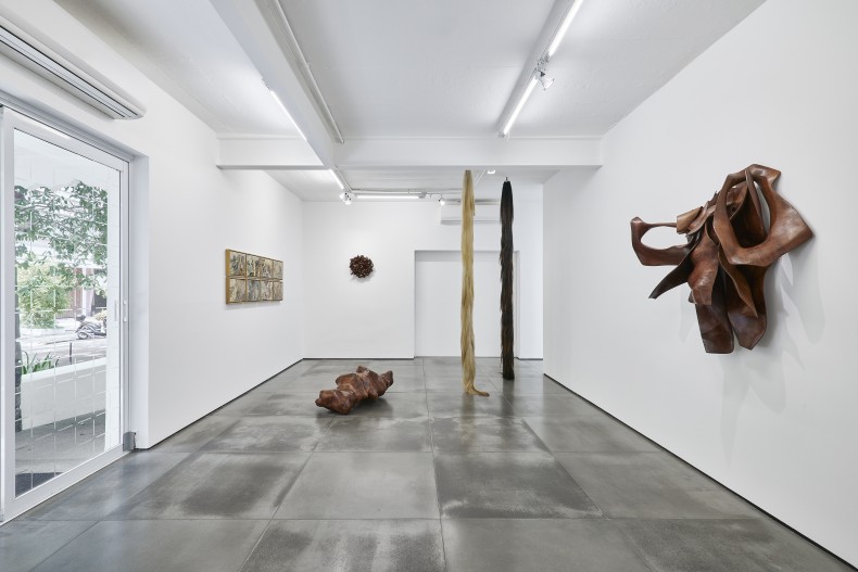Vista da exposição Entre o Mar, o Rio e a Pedra, Nara Roesler Rio de Janeiro, 2025. Foto: Rafael Salim. Cortesia do artista e Nara Roesler.