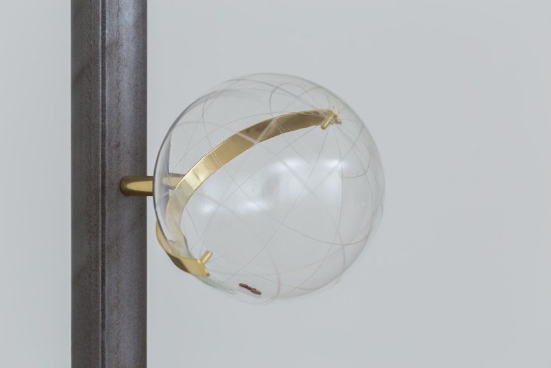 Laura Vinci Morro Mundo I 2017 vidro borosilicato lapidado, latão banhado a ouro e 3 X de granada ed 5/5 + 2 PA 15 x 15 x 19 cm