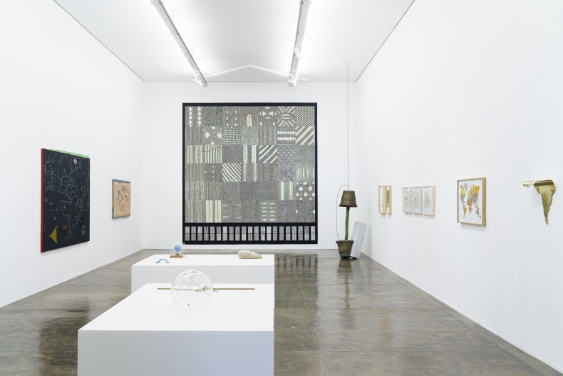 Vista da exposição Cosmos – outras cartografias, Nara Roesler São Paulo, 2025. Foto: Flavio Freire. Cortesia dos artistas e Nara Roesler.