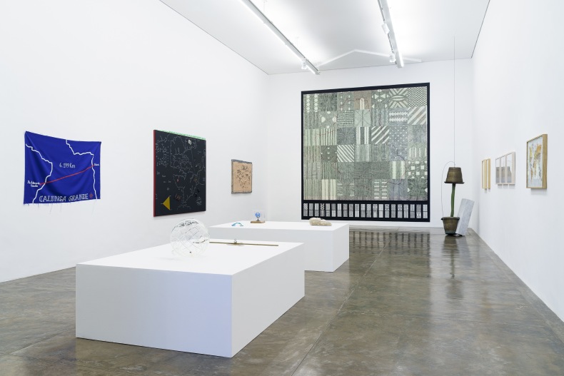 Vista da exposição Cosmos – outras cartografias, Nara Roesler São Paulo, 2025. Foto: Flavio Freire. Cortesia dos artistas e Nara Roesler.