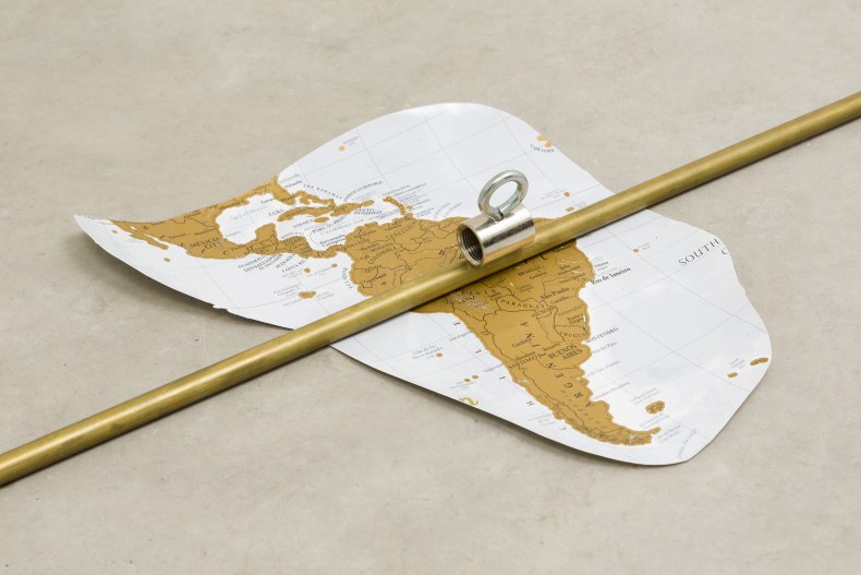 Runo Lagomarsino Screwed into the ground, nailed into the past 2018 técnica mista sobre papel 6 x 102 x 27 cm