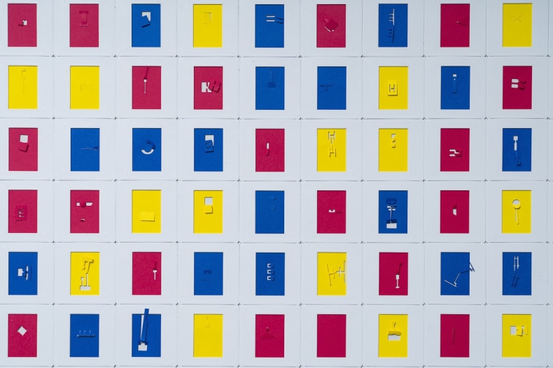 Marco Maggi Yellow, blue, red (silent movie) 2024 filme 35mm (cortado e dobrado) e moldura de slide sobre papel sobre Dibond branco 152,4 x 152,4 cm
