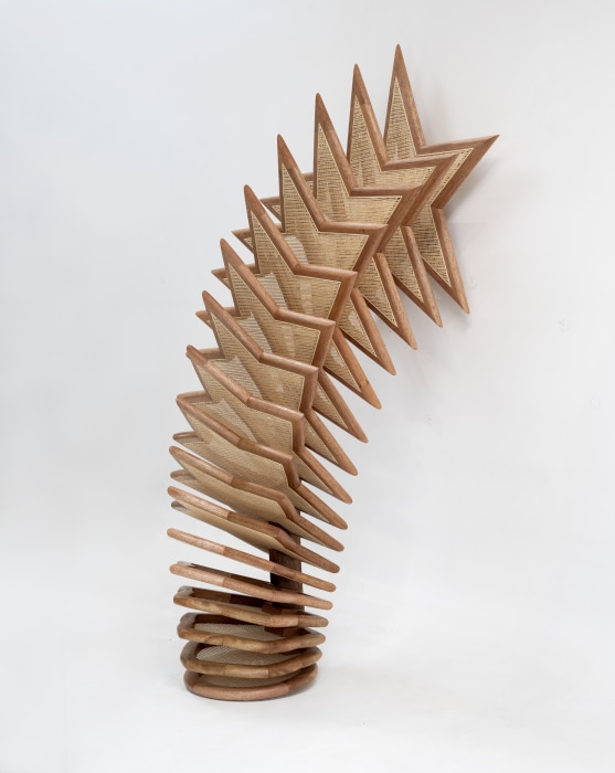 Marco A. Castillo Córdoba (de la estrella al círculo) 2024 madeira mogno e vime 215 x 98,5 x 104 cm