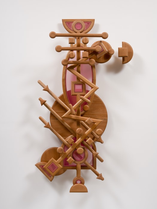 Marco A. Castillo Lam Palo I 2024 escultura em madeira (mogno), malha e borracha 203 x 126 x 50 cm