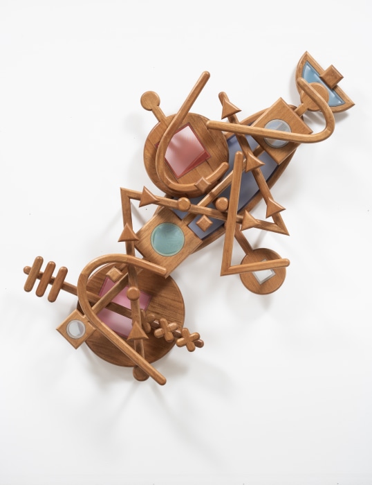Marco A. Castillo Lam Palo II 2024 escultura em madeira (mogno), malha e borracha 180 x 174 x 39 cm