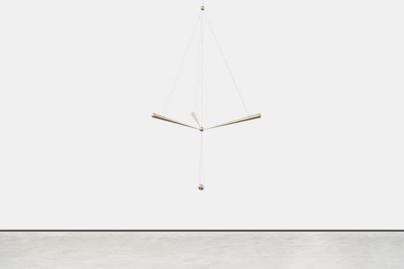 Artur Lescher Hélix 2023 latão e linhas de multifilamento ed 1/5 + 2 PA 194 x 116 x 116 cm