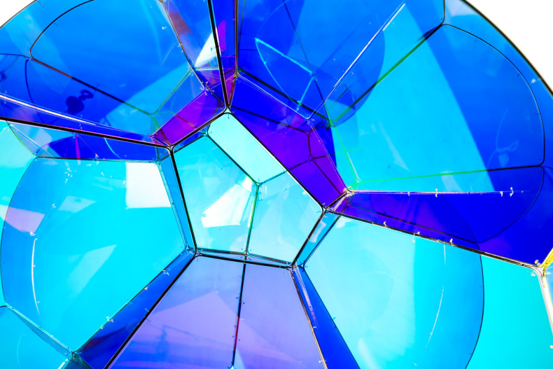Tomás Saraceno Foam SB 128/45b 2024 aço inoxidável com revestimento em pó, plexiglass iridescente e monofilamento 90 x 92 x 98 cm