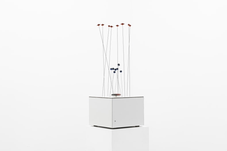 Abraham Palatnik Objeto Cinético 2000 tinta industrial, madeira, metal, imãs e motor 100 x 36,4 x 36,4 cm