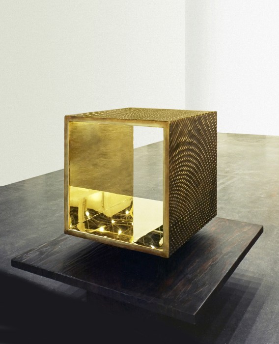 Heinz Mack Open Bronze Cube 2001 bronze patinado e polido 4 partes de 71 x 71 x 70 cm (cada) | Suporte: 10 x 35 x 35 cm | Base: 4,5 x 115 x 115 cm | Pedestal: 30 x 55 x 55 cm