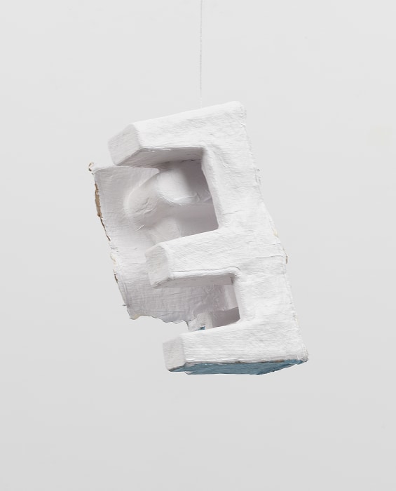 Carlos Bunga Corner. Cocoon 2013 tinta acrílica e cola sobre papel maché com fio de algodão 21,5 x 10,5 x 9 cm
