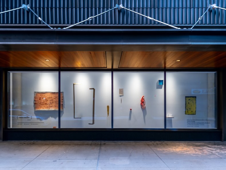 Vista da exposição Fragments for a cartography of return, Nara Roesler New York, 2025. Foto: Charles Roussell. Cortesia do artista e Nara Roesler.