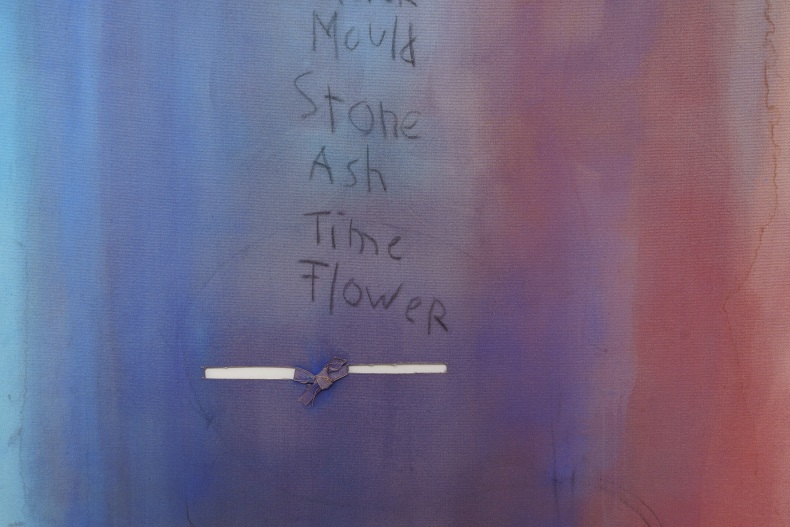 Karin Lambrecht Blue and Rose 2023 pigmento em resina acrílica, tela recortada e com nó, escrita a carvão sobre tela e cruz de cobre sobre tela 170 x 170 x 3,5 cm