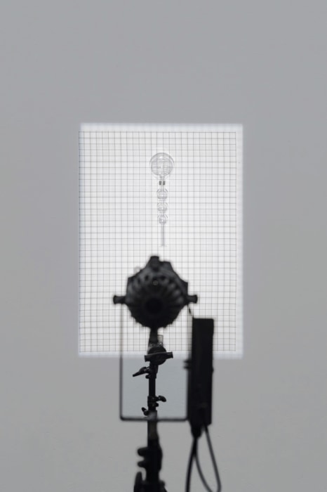 Lucia Koch Sul-americana 2024 projetor elipsodial, grade de metal e vidro 200 x 150 x 300 cm