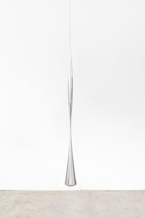 Artur Lescher Tomie, 2021 alumínio e cabo de aço 240 x Ø 20 cm