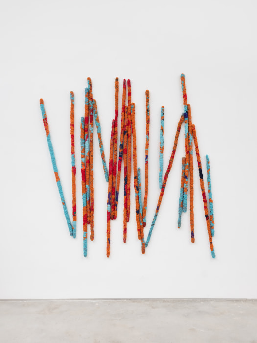 Sheila Hicks Bâtons de paroles, 2024 fibra sintética, algodão, bambu e poliéster 206 x 195 cm