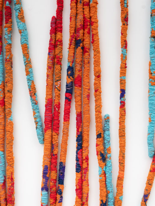 Sheila Hicks Bâtons de paroles, 2024 fibra sintética, algodão, bambu e poliéster 206 x 195 cm