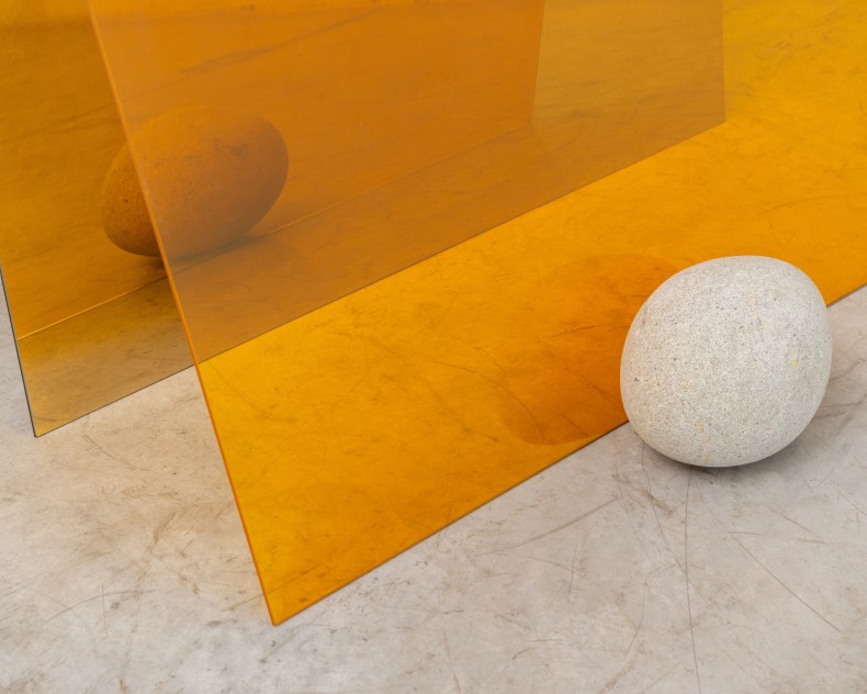 Jose Dávila Aporía, 2024 vidro, espelho unidirecional e pedra 187 x 130 x 98.5 cm