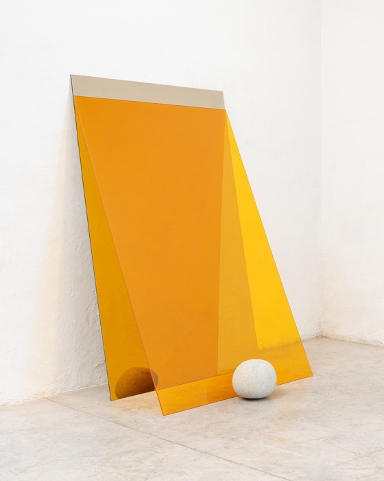 Jose Dávila Aporía, 2024 vidro, espelho unidirecional e pedra 187 x 130 x 98.5 cm